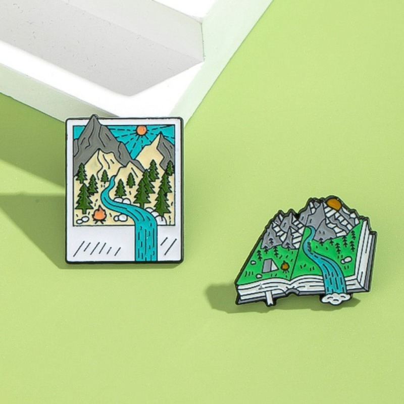 Geëmailleerde pinnen met avont - Outdoor Adventure Books recensie en prijs